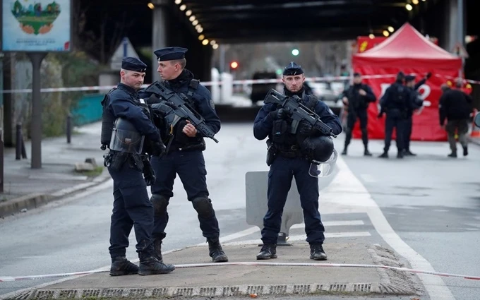 Cảnh sát bảo vệ một khu vực tại Villejuif, gần Paris, ngày 3-1. (Ảnh: Reuters)