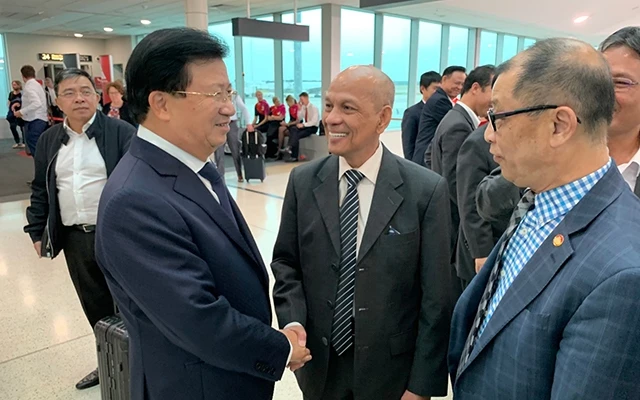 Ông Peter Hồng (đứng giữa) trong một cuộc gặp với Phó Thủ tướng Trịnh Đình Dũng.