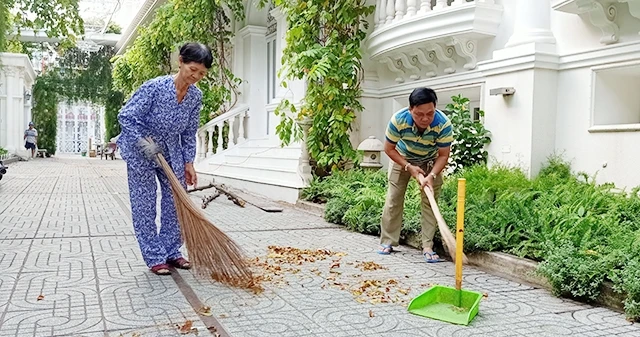 Giáo dân giáo xứ Bắc Dũng (phường 15, quận Gò Vấp) dọn dẹp vệ sinh trong khuôn viên giáo xứ.