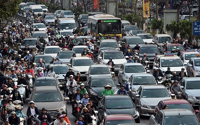 Ùn tắc giao thông trên tuyến đường Ðào Duy Anh - Xã Ðàn (Hà Nội). Ảnh: MINH HÀ