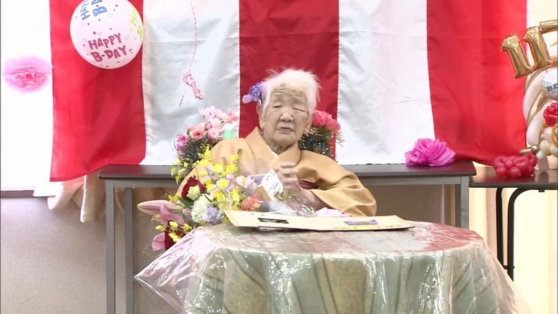 Hình ảnh cụ bà Kane Tanaka trong bữa tiệc sinh nhật hôm 5-1-2020 (Ảnh: Reuters)