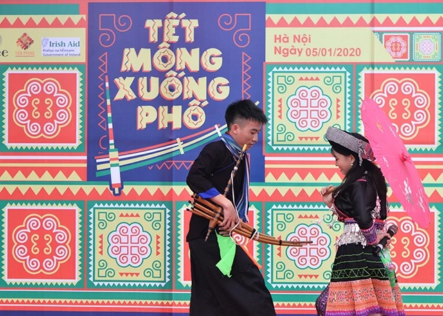 “Tết Mông xuống phố” là sự kiện văn hóa hằng năm của cộng đồng người Mông đang sinh sống và học tập tại Hà Nội, là dịp để cộng đồng đón Tết cùng nhau cũng như quảng bá những nét văn hóa đặc trưng của 