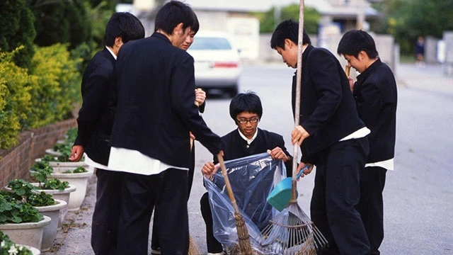 Học sinh, sinh viên Nhật Bản thường xuyên tham gia dọn vệ sinh công cộng. Ảnh: WN