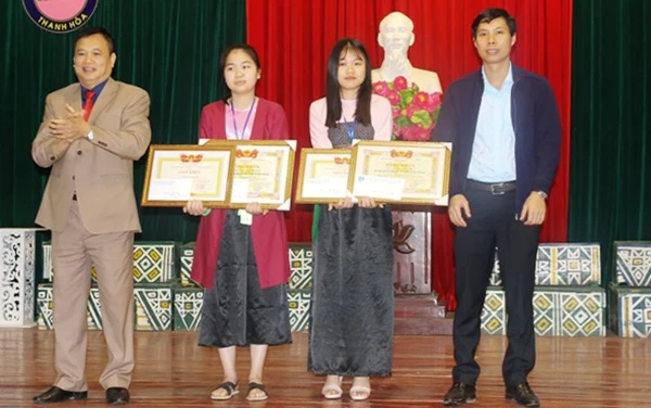 Lãnh đạo Tỉnh đoàn và Sở Giáo dục và Đào tạo trao tặng các phần thưởng cho hai học sinh