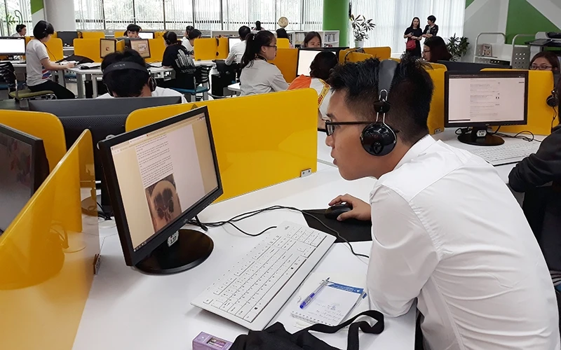 Sinh viên Trường đại học Tôn Ðức Thắng (TP Hồ Chí Minh) học tập, nghiên cứu tại thư viện của trường.