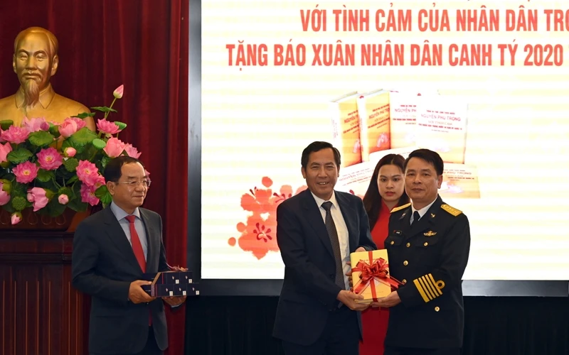 Đồng chí Đào Việt Trung, Chủ nhiệm Văn phòng Chủ tịch nước và đồng chí Thuận Hữu, Tổng Biên tập Báo Nhân Dân trao tặng sách và quà tặng cho đại diện Vùng 4 hải quân.