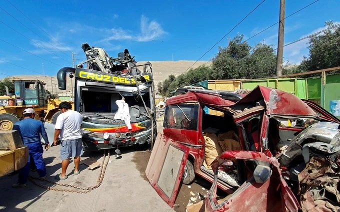 Hiện trường vụ xe buýt đâm vào nhiều xe ô-tô tại Arequipa, Peru, ngày 6-1. (Ảnh: Reuters)