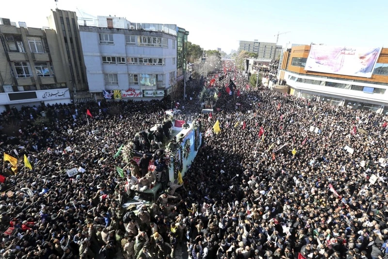 Biển người dự tang lễ tướng Qasem Soleimani tại Tehran, Iran (Ảnh: AP)