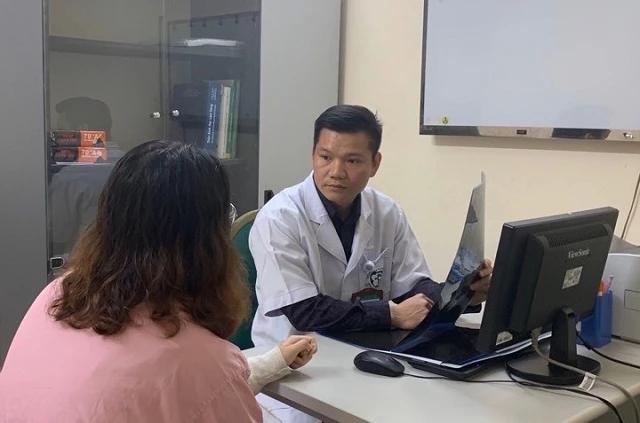 BSCK2 Nguyễn Quang Thành, khoa Phẫu thuật thần kinh, Bệnh viện Bạch Mai tư vấn cho người bệnh.