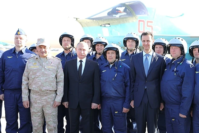 Tổng thống Nga Vladimir Putin trong chuyến thăm Syria hai năm trước đây. (Ảnh: Guardian).