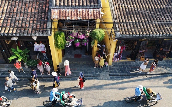 Du khách tham quan phố cổ Hội An - Điểm đến thành phố văn hóa hàng đầu châu Á. Ảnh: THANH TÙNG