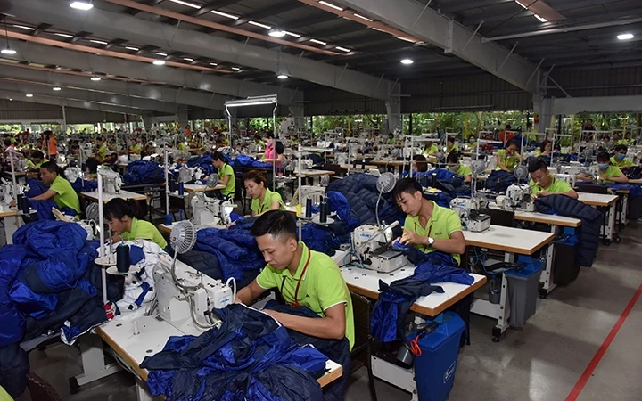 Sản xuất quần áo xuất khẩu tại Công ty sản xuất hàng thể thao MXP (Khu công nghiệp Nguyễn Đức Cảnh, tỉnh Thái Bình). Ảnh: DUY LINH
