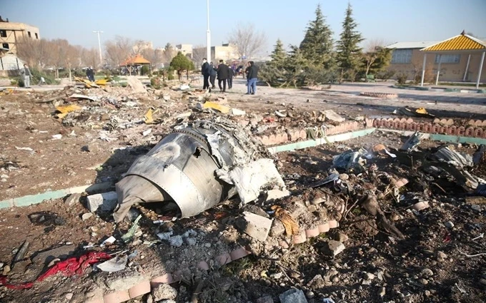 Mảnh vỡ máy bay văng xuống khu vực cách sân bay Imam Khomeini khoảng 10 km. (Ảnh: Reuters)