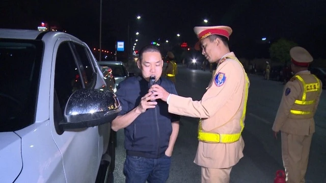 Lực lượng CSGT, Công an tỉnh Thái Bình kiểm tra nồng độ cồn người tham gia giao thông.