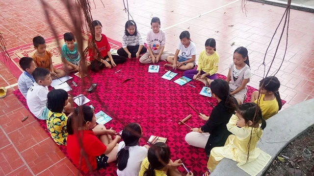 Cô giáo Hoài Nam dạy hát cho các cháu Trường tiểu học Hòa Bình.