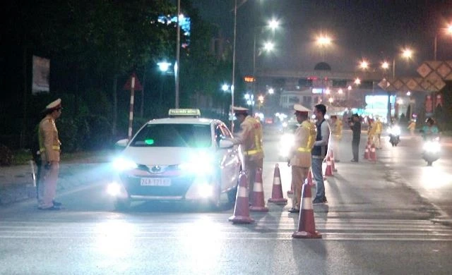 CSGT lập chốt kiểm tra nồng độ cồn người điều khiển phương tiện giao thông, trên các tuyến đường chính ở TP Lào Cai.