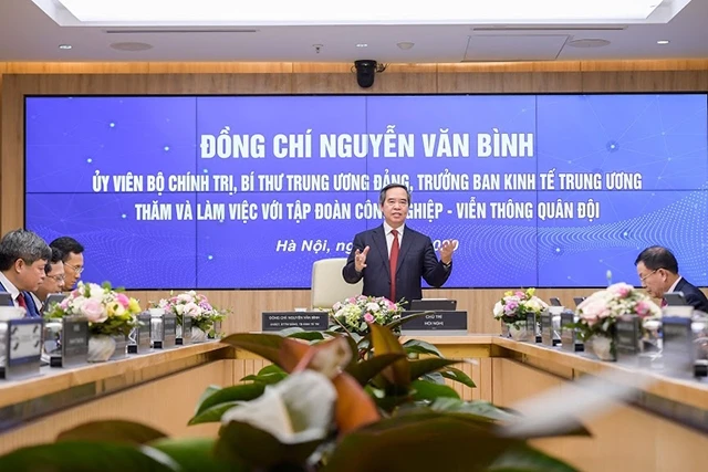 Đồng chí Nguyễn Văn Bình, Ủy viên Bộ Chính trị, Bí thư Trung ương Đảng, Trưởng Ban Kinh tế Trung ương phát biểu tại buổi làm việc với Tập đoàn Công nghiệp - Viễn thông Quân đội (Viettel). 