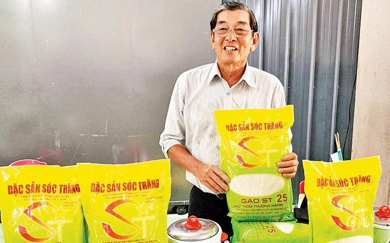  Kỹ sư Hồ Quang Cua và sản phẩm gạo ngon nhất thế giới ST25. Ảnh: HỮU ĐỨC