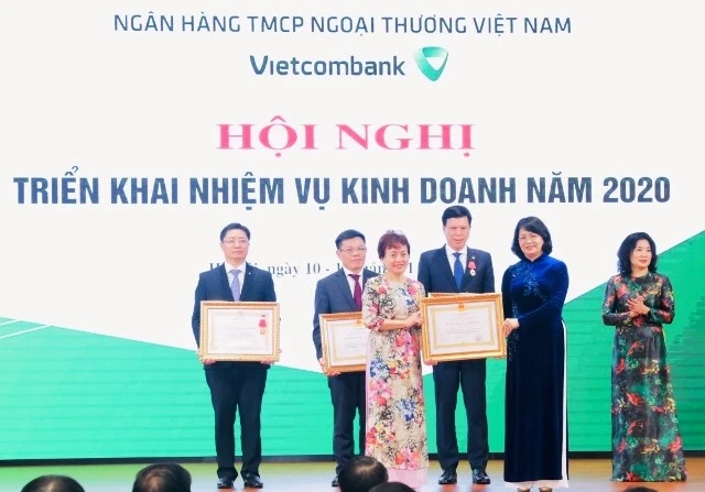 Phó Chủ tịch nước Đặng Thị Ngọc Thịnh trao thưởng tại hội nghị.