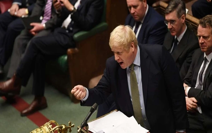 Thủ tướng Johnson phát biểu tại Hạ viện Anh, ngày 8-1. (Ảnh: Reuters)