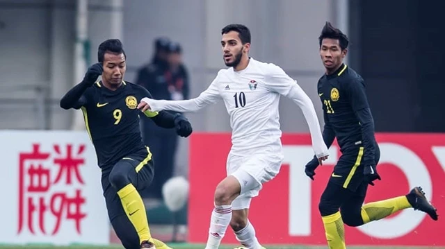 Al-Taamari (áo trắng) sẽ không tham chiến trong trận đấu gặp U23 Việt Nam vào ngày 13-1.