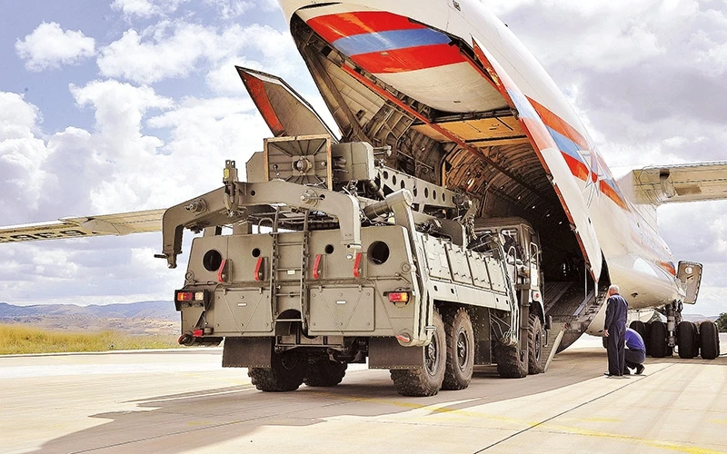 Các bộ phận thuộc hệ thống tên lửa phòng không S-400 bốc dỡ khỏi máy bay vận tải Nga tại sân bay quân sự Murted, Ankara tháng 7-2019. Ảnh | AP
