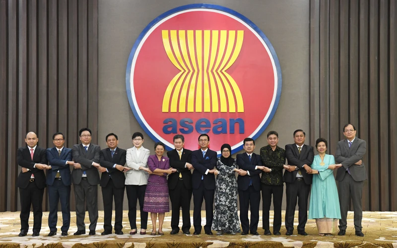Tổng thư ký ASEAN, Phó TTK ASEAN và các Đại sứ ASEAN tại cuộc họp ngày 9-1 (Ảnh: Phái đoàn Việt Nam)