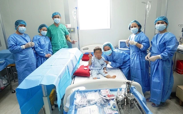 Bệnh nhi Nguyễn Ánh H. (4 tuổi), được cứu sống bằng ghép tế bào gốc (Ảnh: Nhật Tân).