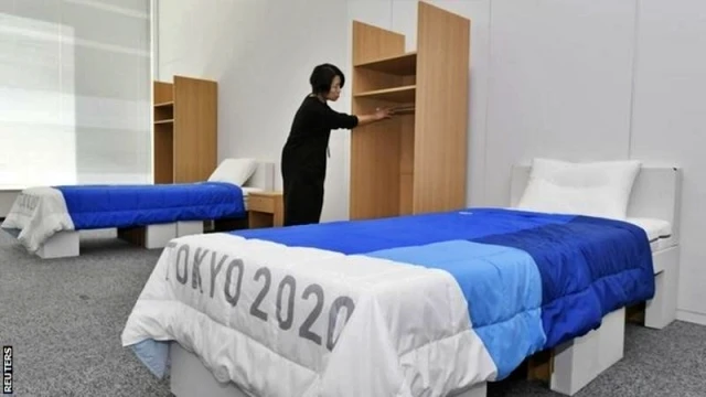 Những chiếc giường tái chế làm từ giấy bìa cứng, cùng với loại nệm đặc biệt làm từ nhựa nhiệt dẻo polyethylene. (Ảnh: RT)