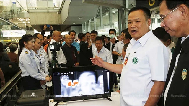Bộ trưởng Y tế Thái-lan (thứ hai, phải sang) chỉ đạo việc đo thân nhiệt các hành khách đến từ Vũ Hán tại sân bay Suvarnabhumi. Ảnh: AP