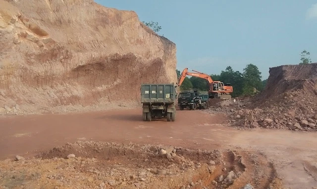 UBND TP Sông Công xử phạt hàng chục triệu đồng đối với việc khai thác trái phép tại xóm Bờ Lở, xã Vinh Sơn.