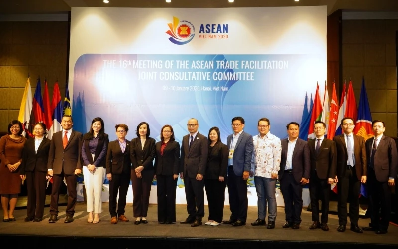 Các đại biểu tham dự Hội nghị của Ủy ban tham vấn Thuận lợi hóa Thương mại ASEAN lần thứ 16.