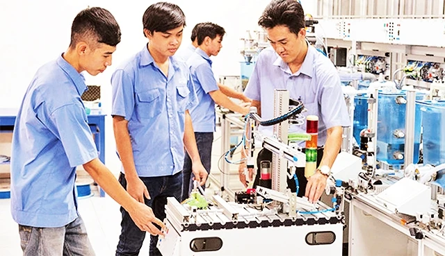 Cần đổi mới toàn diện công tác dạy nghề để đáp ứng thị trường lao động chất lượng cao. Trong ảnh: Học viên thực hành nghề cơ điện tử tại Trường trung cấp Kỹ thuật công nghệ Hùng Vương - TP Hồ Chí Minh