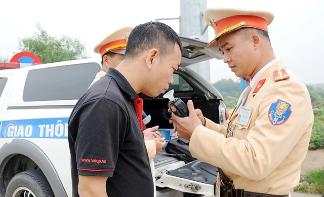 Cán bộ, chiến sĩ Cục Cảnh sát giao thông kiểm tra nồng độ cồn của lái xe trên tuyến cao tốc Hà Nội - Hải Phòng. Ảnh: KHÁNH AN