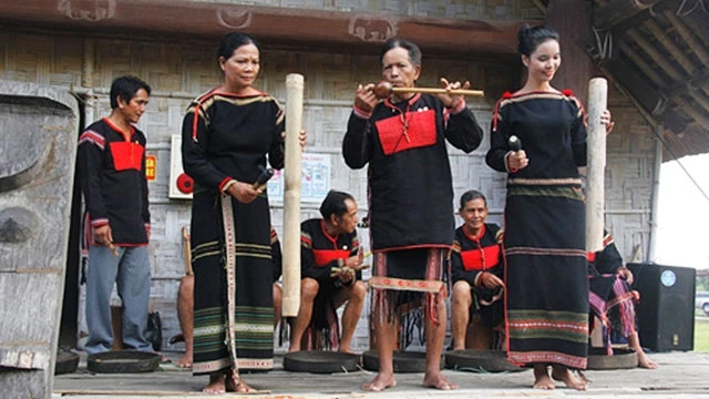 Nghệ nhân Ama Kim (đứng giữa, hàng đầu) biểu diễn tại nhà văn hóa buôn Ko Sier.