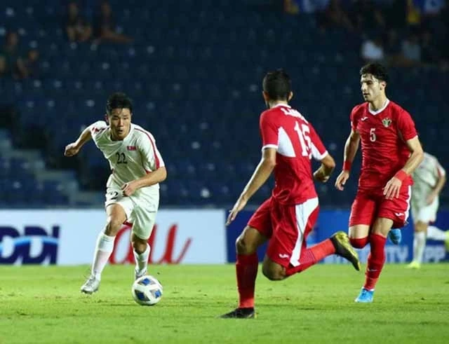 Các cầu thủ U23 CHDCND Triều Tiên (áo trắng) thi đấu nỗ lực nhưng vẫn "trắng tay" sau lượt trận ra quân.