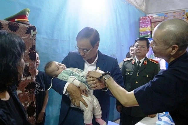 Phó Bí thư Thành ủy Hà Nội, Đào Đức Toàn bên con gái nhỏ sáu tháng tuổi của Trung úy Phạm Công Huy.