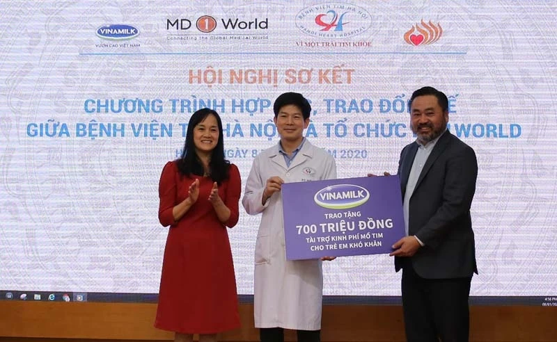 Bà Nguyễn Minh Tâm – đại diện Vinamilk đã trao 700 triệu đồng để hỗ trợ cho các hoạt động của chương trình năm 2020.