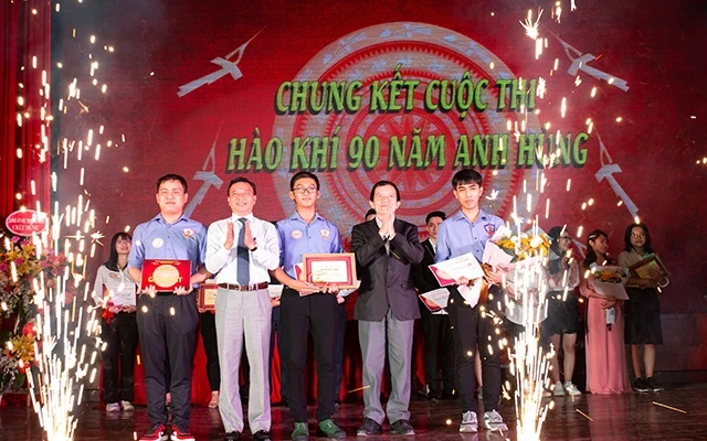 Đội “Team miền Tây” đến từ Đại học Kiểm sát Hà Nội giành giải nhất của chương trình.