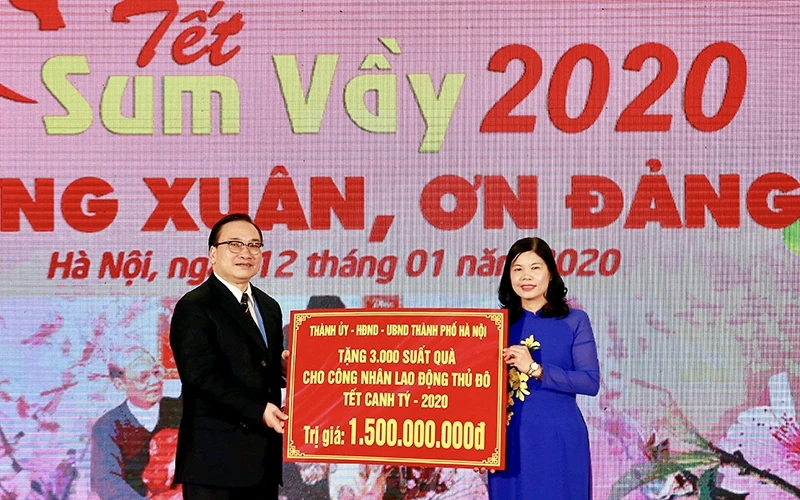 Bí thư Thành ủy Hà Nội Hoàng Trung Hải trao tặng 3.000 suất quà của Thành ủy, HĐND, UBND thành phố Hà Nội cho công nhân lao động Thủ đô nhân dịp Xuân Canh Tý 2020.
