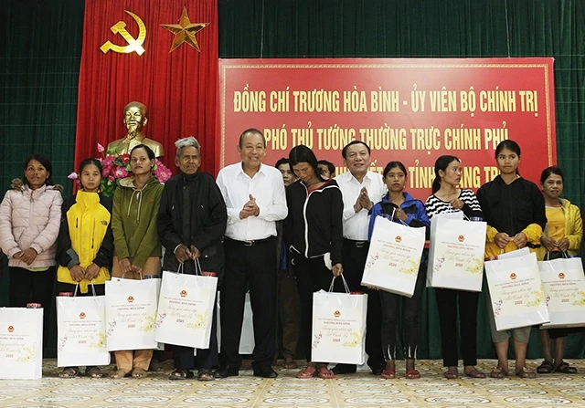 Phó Thủ tướng Thường trực Trương Hòa Bình tặng quà Tết cho gia đình chính sách người dân tộc thiểu số huyện Đakrông, tỉnh Quảng Trị.