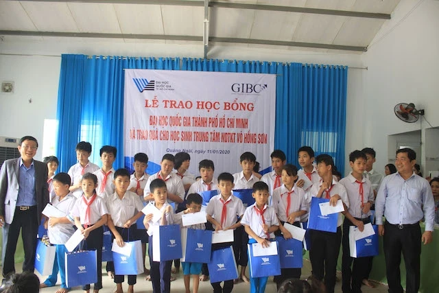 Lãnh đạo ĐHQG TP Hồ Chí Minh trao học bổng cho học sinh Trung tâm nuôi dạy trẻ khuyết tật Võ Hồng Sơn.