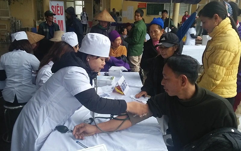 Bệnh viện A Thái Nguyên khám, cấp thuốc miễn phí cho nhân dân xã Phú Đình, huyện Định Hoá, Thái Nguyên. 