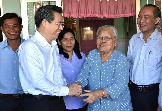 Lãnh đạo tỉnh Bạc Liêu đi thăm, tặng quà gia đình chính sách nhân dịp Tết Canh Tý - 2020. Ảnh: CTV