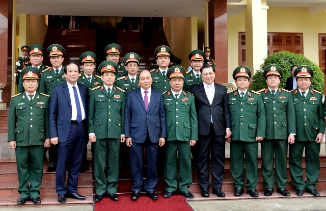 Thủ tướng Nguyễn Xuân Phúc và đoàn công tác chụp ảnh lưu niệm với Bộ tư lệnh Quân khu 5.