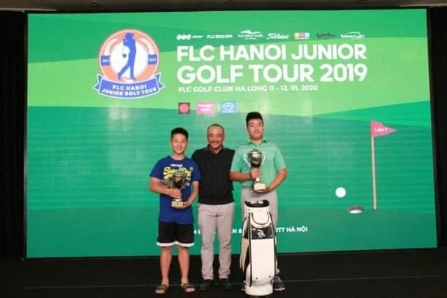 Đặng Minh (phải) và Đoàn Uy (trái) nhận giải thưởng chung cuộc mùa thi đấu 2019.