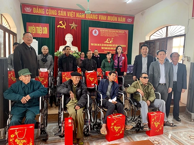 Lãnh đạo Hội đồng dân tộc của Quốc Hội, Báo Nhân Dân, tỉnh Thanh Hóa trao tặng xe lăn cho các nạn nhân chất độc da cam/dioxin tại huyện Triệu Sơn.