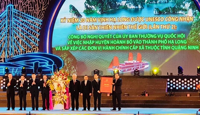 Phó Chủ tịch Quốc hội Uông Chu Lưu trao Nghị quyết của Ủy ban Thường vụ Quốc hội về việc nhập Hoành Bồ vào TP Hạ Long và sắp xếp các đơn vị hành chính cấp xã thuộc tỉnh Quảng Ninh cho tỉnh Quảng Ninh 