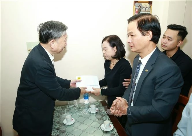 Bộ trưởng Bộ Công an Tô Lâm chia buồn với gia đình Thiếu úy cảnh sát Dương Đức Hoàng Quân. Ảnh: TTXVN.