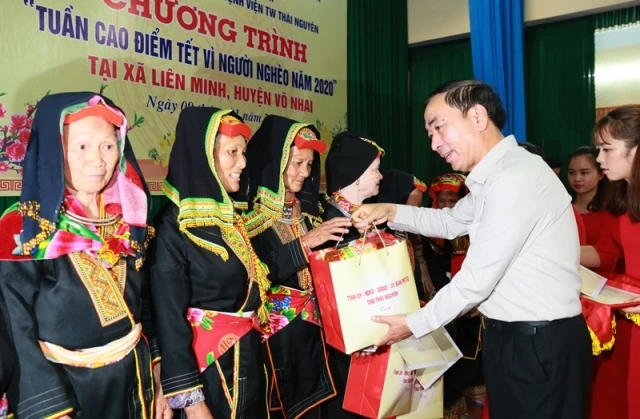 Bí thư Tỉnh ủy Thái Nguyên Trần Quốc Tỏ tặng quà đồng bào dân tộc thiểu số xã Liên Minh, huyện Võ Nhai.